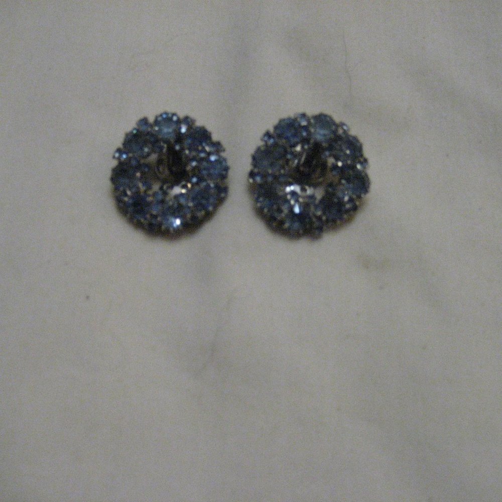 VINTAGE WEISS ICE BLUE RHINESTONE WREATH CLIP ONS